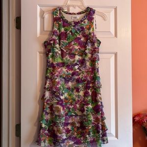 Flowy, knee length, flowered dress - beautiful layers - Ladies 10